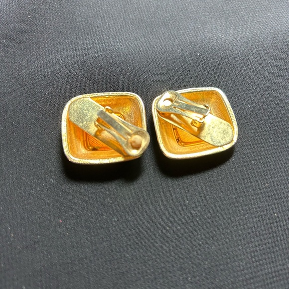 VTG Large Gold tone metal and black accent clip on earrings. Pretty!!! - Picture 5 of 7